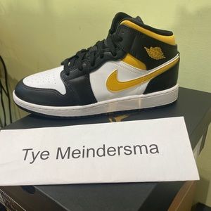 Jordan 1 mid pollen size 7Y (8.5 women’s)